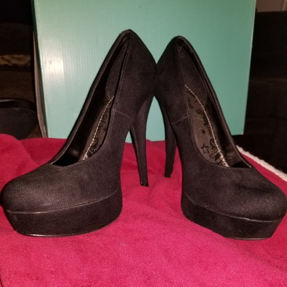 Black heels - Picture 2 of 2